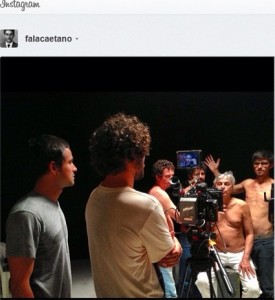 Imagem: Divulgada no Instagram por Caetano Veloso, onde mostra o cantor e os integrantes da Banda Cê em gravação do clipe de 'A bossa nova é foda' (Foto: Reprodução / Instagram)