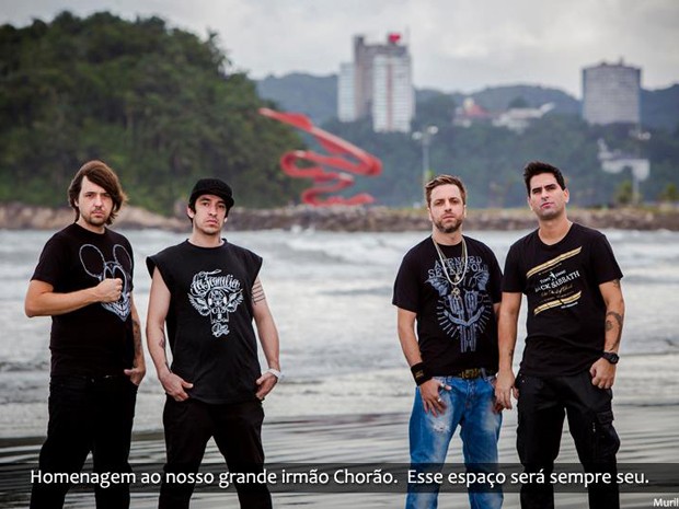 Integrantes da banda fazem homenagem ao vocalista (Foto: Divulgação/ Murilo Moser)